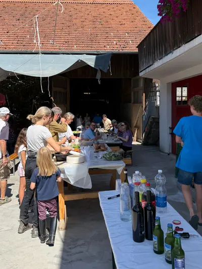 Gäste bedienen sich am Buffet im Hof