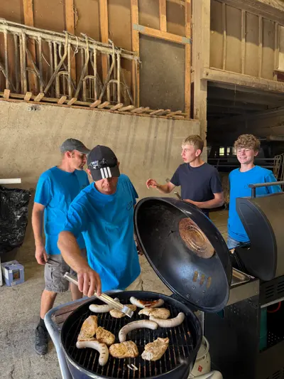 Zwei junge Männer braten in der Pfanne auf dem Grill