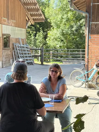Zwei Personen an einem Tisch am Rand des Hofs