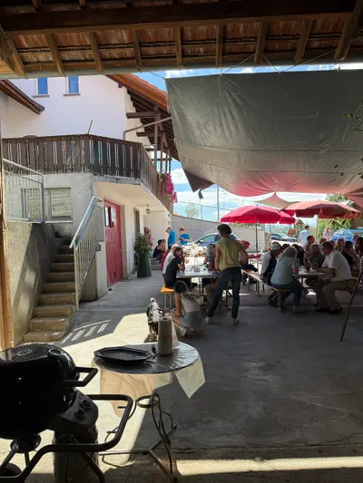 Kugelgrill im Hof, dahinter die Festtafel