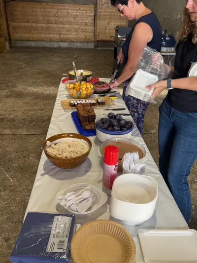 Buffet mit Schüsseln, Tellern und Gläsern