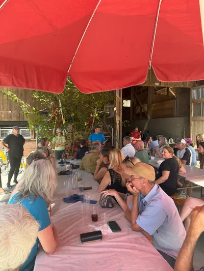 Rote Schirme über der langen Tafel
