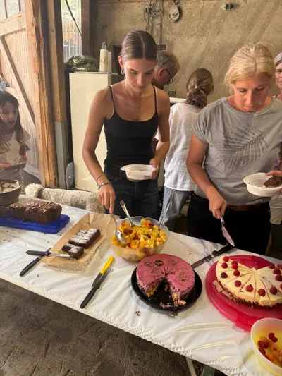 Zwei Frauen richten Kuchen am Buffet an